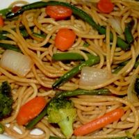 Espaguetis con verduras al wok