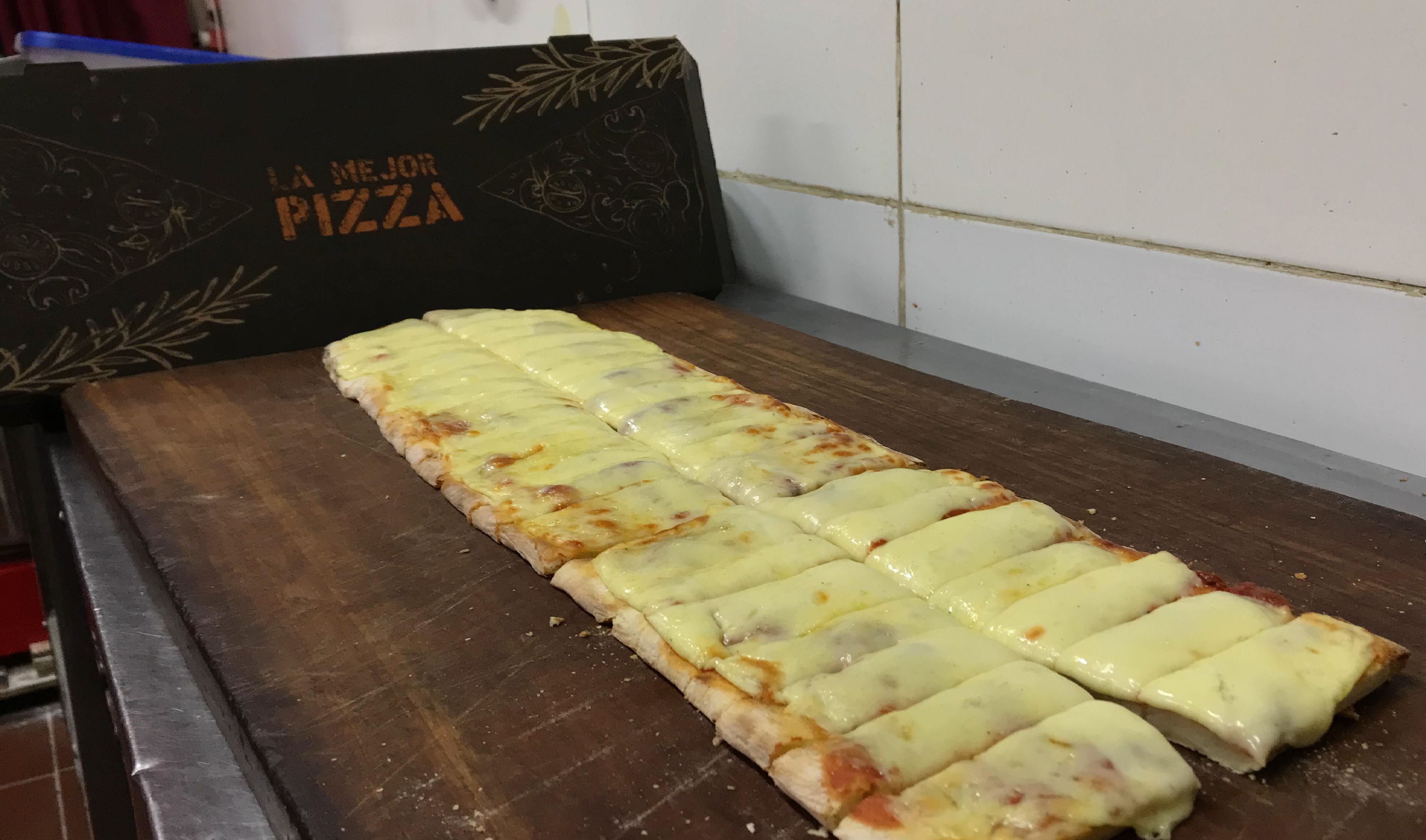 Medio metro muzzarella